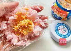 Illustration of how to make watermelon rice balls 3