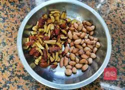 Illustration of how to make peanut, red dates and millet porridge 2