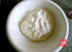 Illustration of how to make large flower rolls 2