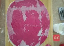 Illustration of how to make two-color linseed pink flower rolls 7