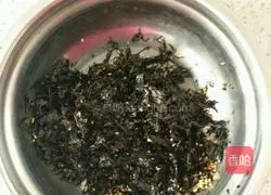 Illustration of how to make seaweed rice balls by hand 2