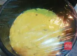 Illustration of how to make cornmeal and red date hair cake 4