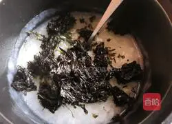 Illustration of how to make seaweed and egg drop porridge 4