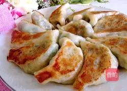 Illustration of how to make vegetarian pot stickers with mushrooms and vegetables 23