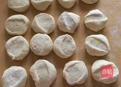 Illustration of how to make handmade flower rolls 2