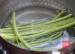 Illustration of how to make celery and lean meat porridge 4