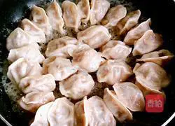 Illustration of how to make pot stickers and dumplings 6