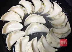 Illustration of how to make crispy pot stickers 6