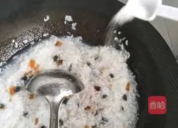 Illustration of how to make preserved egg and lean meat porridge 8