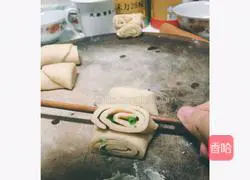 Illustration of how to make salt and pepper rolls 5