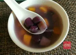 Illustration of making homemade taro and potato balls 2