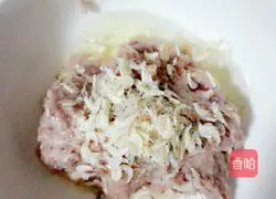 Illustration of how to make leek and meat pot stickers 1