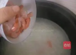 Illustration of how to make white rice and shrimp porridge 3