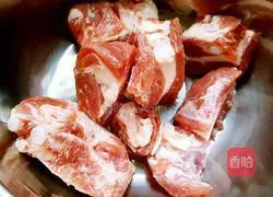 Illustration of how to make pork ribs, corn and radish claypot rice 2