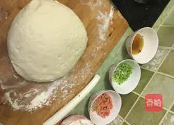 Scallion rolls with scallions Illustration of how to make oil ham flower rolls 1