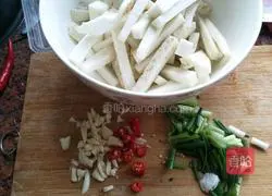 Illustration of braised eggplant claypot rice 4