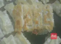 Illustration of how to make three-sided pot stickers 7