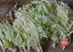 Illustration of how to make fried cabbage and shredded pork pancakes 2