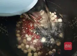 Illustration of how to make red bean, barley and lotus seed soup 7