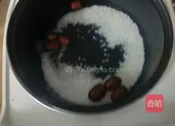 Illustration of how to make macaroni, red dates and glutinous rice porridge 2