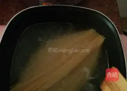 Illustration of the simplest way to make spaghetti with meat sauce 1