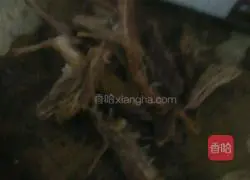 Illustration of how to make bacon clay pot rice 2