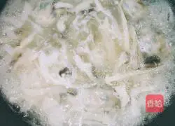 Illustration of how to make nutritious fresh mushroom soup rice noodles 8