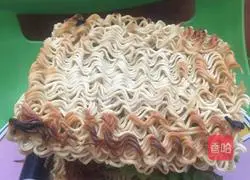 Illustration of how to make instant noodle burger 6