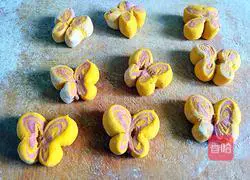 Illustration of how to make colorful butterfly flower rolls 11