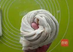 Illustration of how to make rolled flower rolls 12