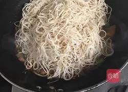 Illustration of making braised beans and noodles 5