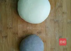 Illustration of how to make two-color flower rolls 3