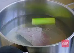 Illustration of how to make preserved egg, lettuce and lean meat porridge 3