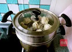 Illustration of how to make large flower rolls 11