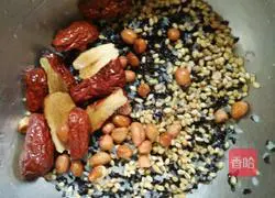 Illustration of how to make red dates and black rice porridge 2