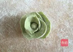 Illustration of how to make green rose rolls 11