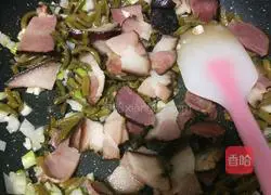 Illustration of how to make sour beans, bacon and braised rice 8