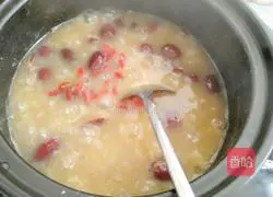 Illustration of how to make lychee, red dates, yam and wolfberry porridge 14