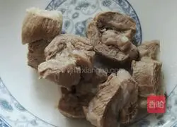 Illustration of how to make braised pork short ribs and beans with noodles 1