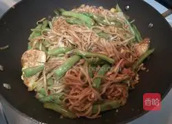 Illustration of how to make braised noodles with eggs and beans 11