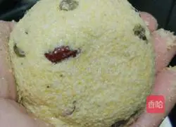 Illustration of how to make steamed buns with raisins and red dates 4