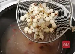 Illustration of how to make Lily Lotus Seed and Adzuki Bean Beauty Porridge 9