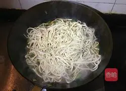 Illustration of how to braise pork ribs and noodles in iron pot 7