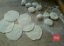 Illustration of how to make zucchini, black fungus, and egg pot stickers 9