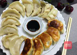 Illustration of how to make crispy pot stickers 11