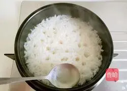 Illustration of how to make sausage claypot rice 8