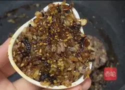 Illustration of how to make seaweed red rice balls 12