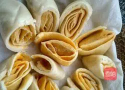 Illustration of how to make red oil flower rolls 14