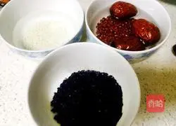 Illustration of how to make red bean and black rice beauty porridge 1