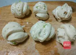 Illustration of how to make scallion oil flower rolls 11